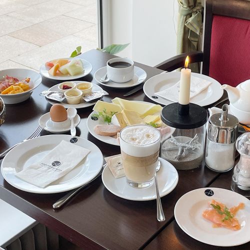 Restaurant Hotel Haus am Meer, eingedeckter Frühstückstisch mit Speisen und Getränken am Fenster