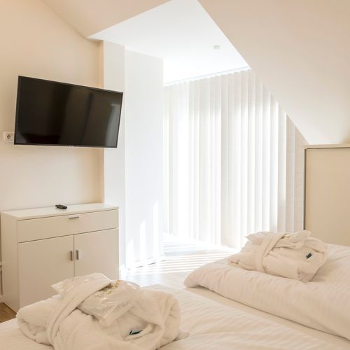 Penthouse Schlafzimmer im schlichten weiß und großen Fenstern