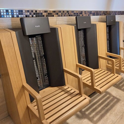 Wellnessbereich Hotel Haus am Meer, Infrarotsessel an der gefliesten Wand