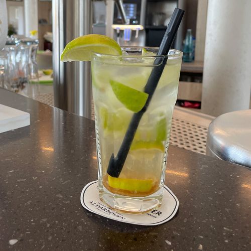Restaurant Hotel Haus am Meer, Bar, Tresen, Cocktail mit Limetten und Trinkhalm