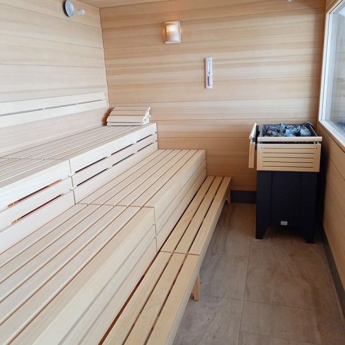 Wellness Hotel Haus am Meer, Blick in die Sauna, mit Holz verkleidet, Holzbänke, Aufgusssteine