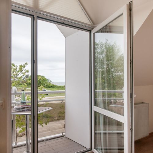 Doppelzimmer mit offener Balkontür