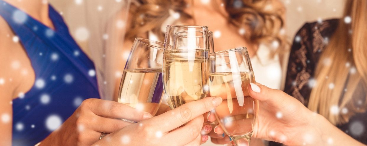 Gäste stoßen mit Champagner auf den Jahreswechsel an